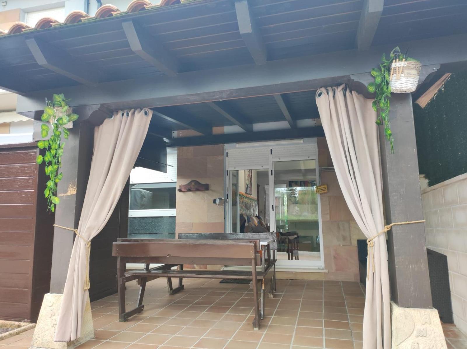 Chalet Bajo Con Jardin, Patio, Cenador Y Barbacoa. Viveda Buitenkant foto